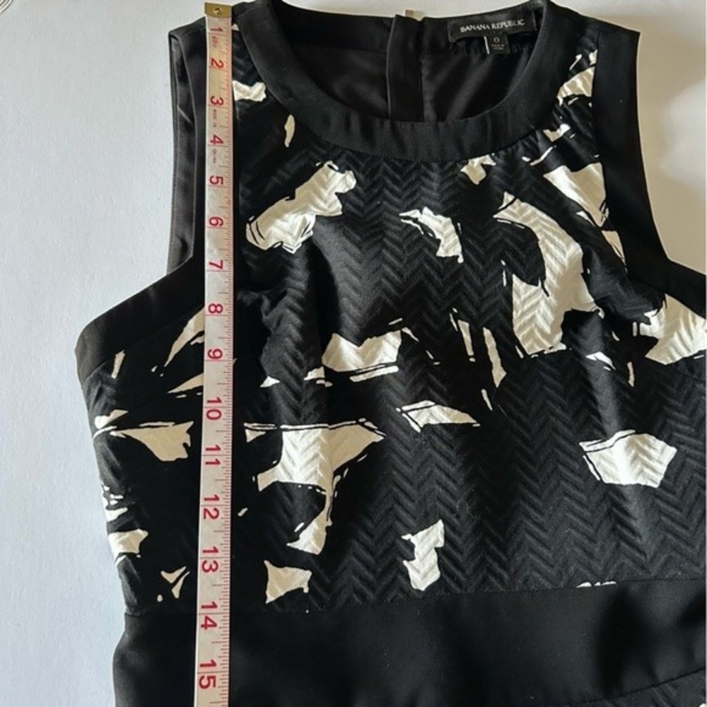 Banana Republic Textured Fit and Flare Black White Abstract Jacquard Dress - 0 - Picture 7 of 10